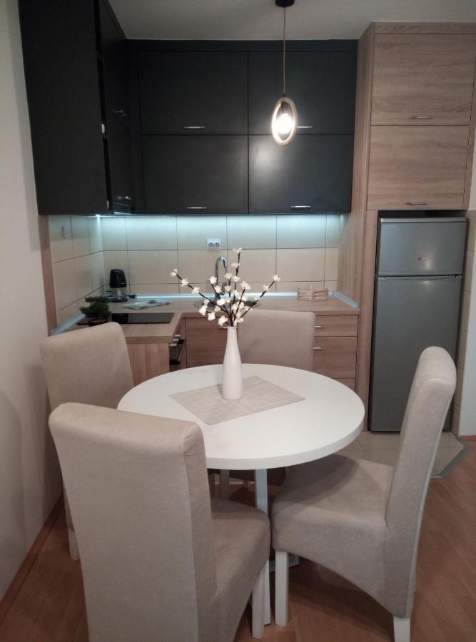 Emili Apartman ยาโกดินา ภายนอก รูปภาพ