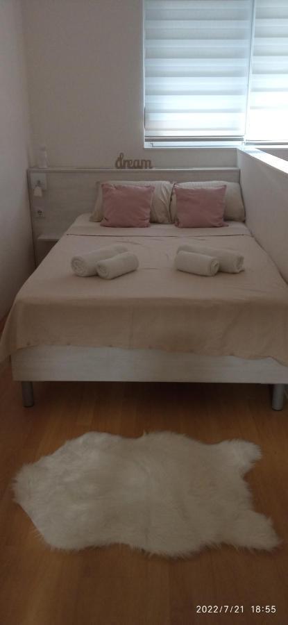 Emili Apartman ยาโกดินา ภายนอก รูปภาพ